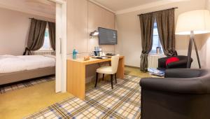 达姆施塔特加格施洛斯克兰尼斯坦酒店的酒店客房配有书桌和床。