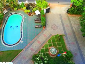 卡图纳耶克欧洲之星酒店的享有庭院游泳池的顶部景色