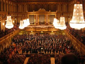 维也纳Operngasse-Karlsplatz的音乐会中一群人的礼堂