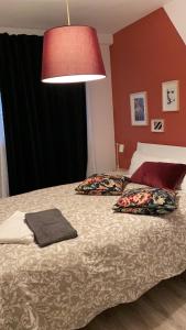 巴利亚多利德Alojamiento Weier的一间卧室配有带两个枕头和一盏灯的床