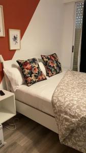 巴利亚多利德Alojamiento Weier的一张床上有两个枕头的房间