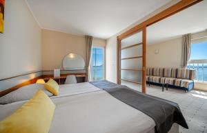 沃迪切蓬塔酒店的一间卧室设有一张大床和一个大窗户