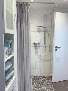 胡苏姆Sophienrast的浴室内配有淋浴帘。