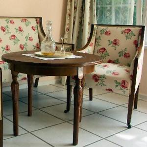 巴特贝林根Landhaus Ettenbühl Bed and Breakfast的一张桌子和两把椅子,上面有花瓶