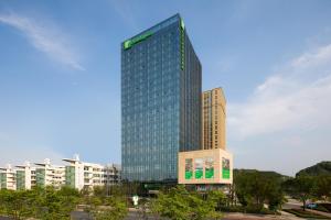 南京南京翠屏新港假日酒店的一座高大的玻璃建筑
