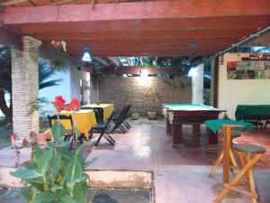 乌巴雅拉Pousada Sao Lourenco的天井配有乒乓球桌和椅子