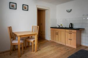 贝德日霍夫Pension Styl的厨房配有木桌和桌椅
