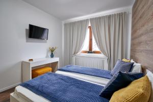 上维谢乌La Antigua的酒店客房设有两张床和窗户。