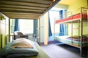 波特里Portree Independent Hostel的一间卧室设有两张双层床和一扇窗户。