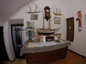 索列尔Casa Margarita的一张桌子,上面有船型