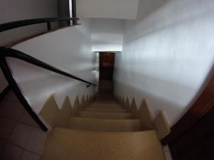索列尔Casa Margarita的白色墙壁的建筑中的楼梯