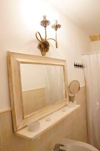 马蒂诺Dimore Ducali的一间带镜子和水槽的浴室