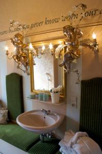 马尔梅迪Dépendance Maison Géron的一间带水槽和镜子的浴室