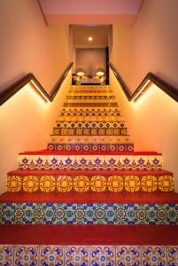 乔治市Attic Hotel的一套楼梯,上面有彩色的瓷砖