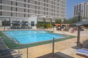 麦纳麦巴林金色郁金香酒店的城市中心的大型游泳池