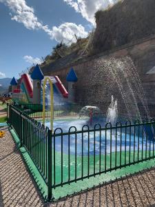 RimplasStella Alpina的一个带水上滑梯的水上公园的游泳池