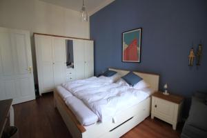 黑灵斯多夫Villa Hintze Wohnung 9的一间卧室设有一张蓝色墙壁的大床