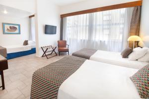 里约热内卢萨瓦奥托酒店的酒店客房设有两张床和电视。