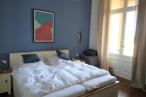 黑灵斯多夫Villa Hintze Wohnung 9的一间卧室配有一张带白色床单的床和一扇窗户。