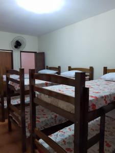 萨尔瓦多Hostel My Place Hospedaria的一间卧室配有三张双层床。