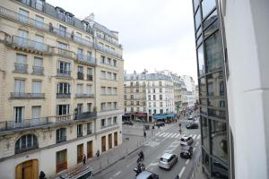 巴黎LAFAYETTE HOTEL的享有街道和汽车及建筑的景色