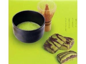 Nishio龙宫酒店的黑碗和绿桌上的饼干