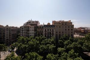 巴塞罗那Chic Gran Via Apartment的城市中一群高大的建筑