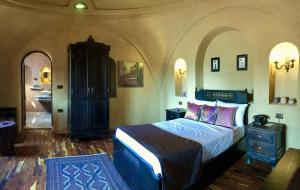 卢克索Djorff Palace的一间卧室配有一张特大号床。