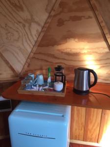 Puerto CorralHuiro Lodge的冰箱上带茶壶的托盘