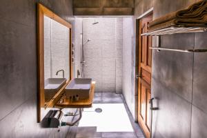 丹格迪Endheri Sunset Dhangethi的一间带两个盥洗盆和淋浴的浴室
