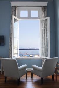瓦尔帕莱索泽罗酒店的客厅设有海景窗户。