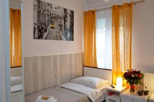 克拉科夫克拉科夫中央公寓酒店 的一间小卧室,配有一张床和镜子