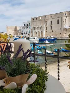 莫诺波利Palazzo Venezia - Luxury holiday rooms的阳台享有带船只的海港景色。
