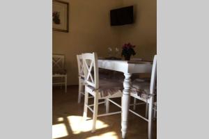 佛罗伦萨Charming Family Lodge With Private Garage的一间配备有白色桌椅的用餐室