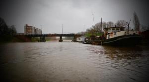 兹沃勒B&B De Leeuw的船停靠在河上,有桥