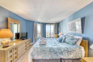 棕榈岛Summer House 309的一间蓝色卧室,配有一张床和电视