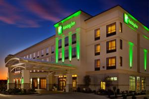 昆西昆西假日酒店的一座有绿灯的医院大楼