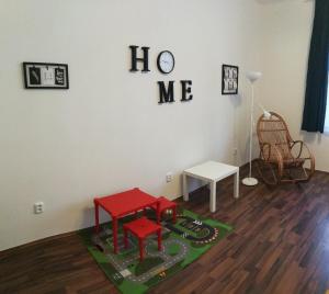 布拉格耶泽尔卡公寓 的绿地毯上设有两张红色桌子的房间