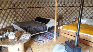 BannostYourtes 6 personnes proche provins et disney的蒙古包内一间卧室,配有一张床和一张桌子