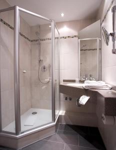 伊斯马宁Hotel Restaurant Erber的带淋浴和盥洗盆的浴室