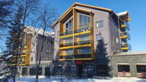 列维Levin Kunkku C9的公寓大楼拥有黄色和灰色