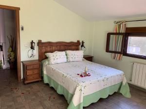 波索阿尔孔Casas Rurales Cazorla-Alcón的一间卧室配有一张带蜡烛的床