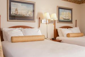 布斯贝港旗舰旅馆的酒店客房,配有两张床和两幅画作