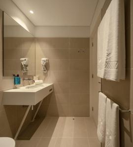 里斯本Lisbon Serviced Apartments - Santos的一间带水槽和镜子的浴室