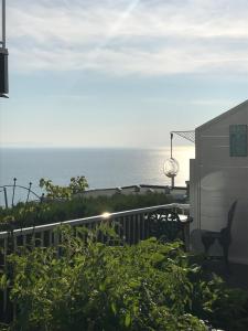 白石唐娜住宿加早餐旅馆的阳台享有海景。