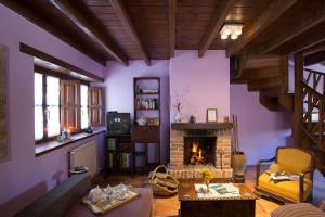 坎加斯-德奥尼斯Casas Rurales Pandesiertos的客厅设有紫色墙壁和壁炉
