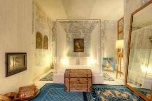 库特纳霍拉特博西兹城堡酒店的壁纸客房内的一间卧室配有一张床