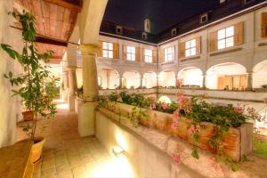 库特纳霍拉特博西兹城堡酒店的墙上有植物的大建筑