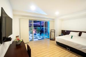 伊皮亚莱斯Loft Hotel Ipiales的一间卧室设有一张床和一个滑动玻璃门