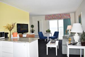 圣伊尼亚斯布雷克湖滨度假酒店的带沙发和电视的客厅